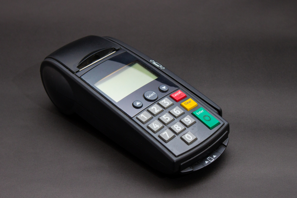 Cara Memasukkan Kartu ATM ke Mesin EDC dengan Benar dan Aman